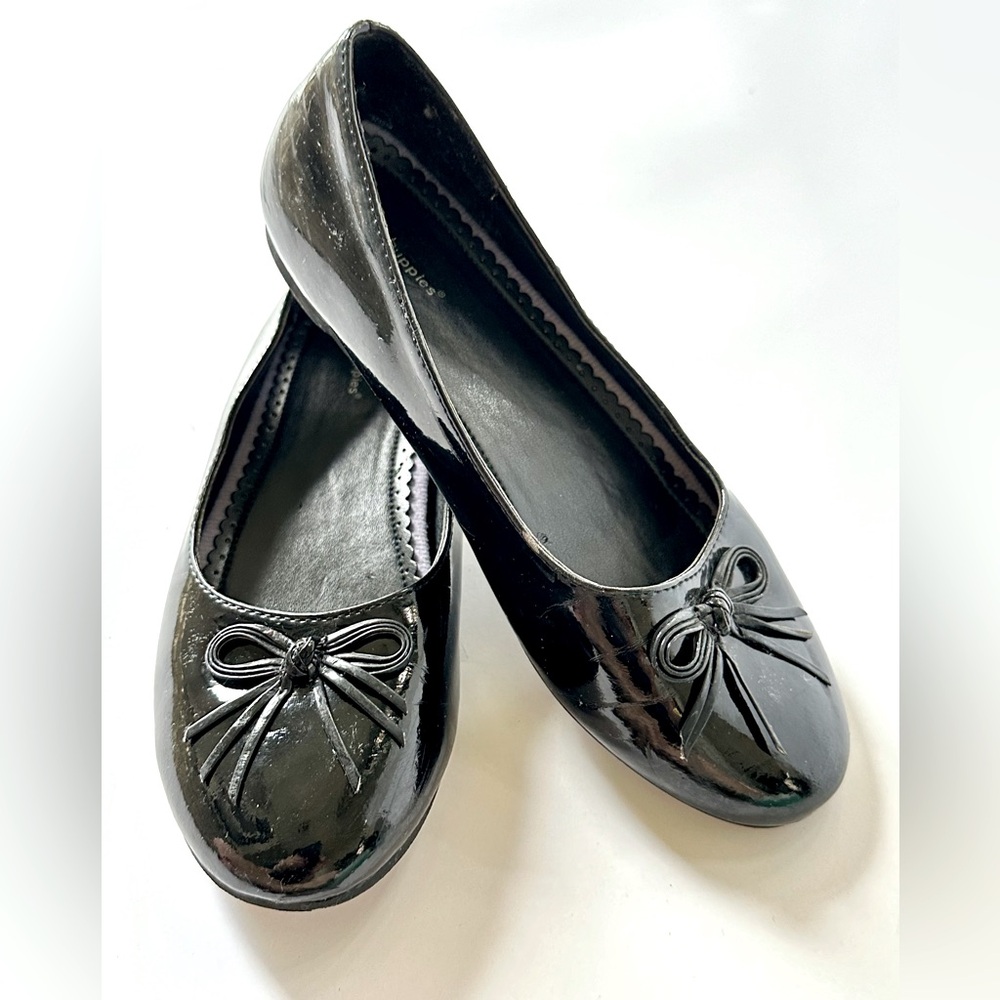 GIRL’S HUSH PUPPIES BLACK PATENT LEATHER FLATS WITH BOW DECORATION